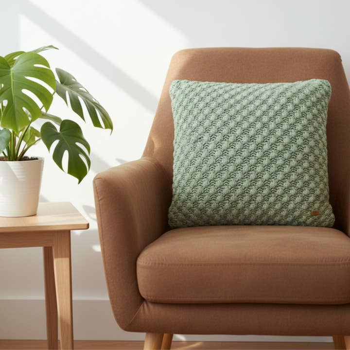 Pebl putetrekk | Salviegrønn | Popcorn-strikk | YKK-glidelås | 45×45 cm | Urbane Hide