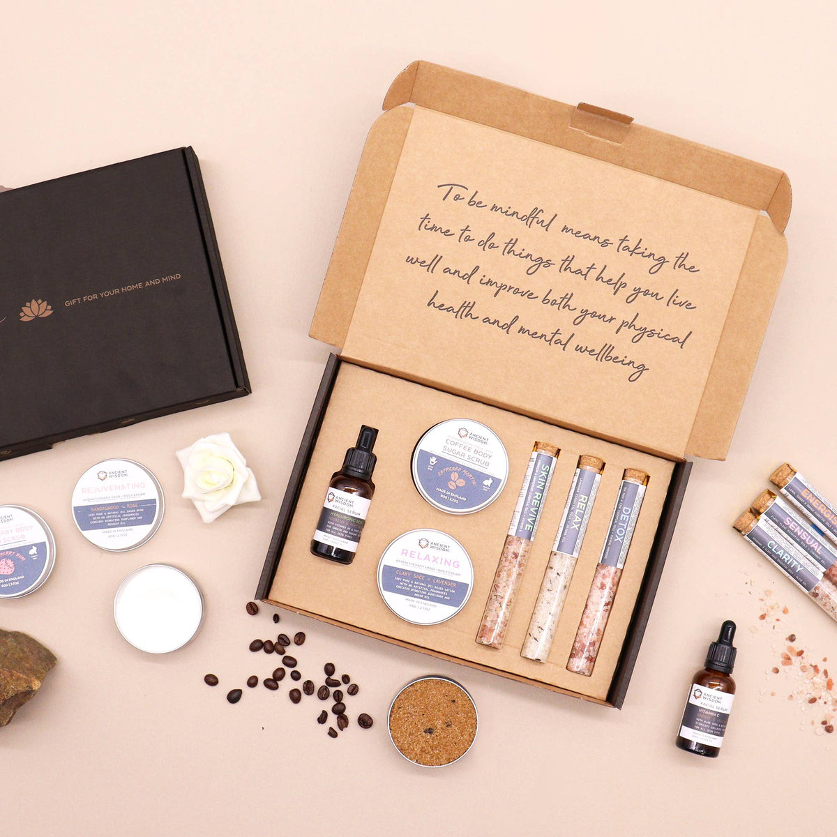 Serenity Essential Self Care Kit, gavesett med badesalt, skrubb, lotion og serum