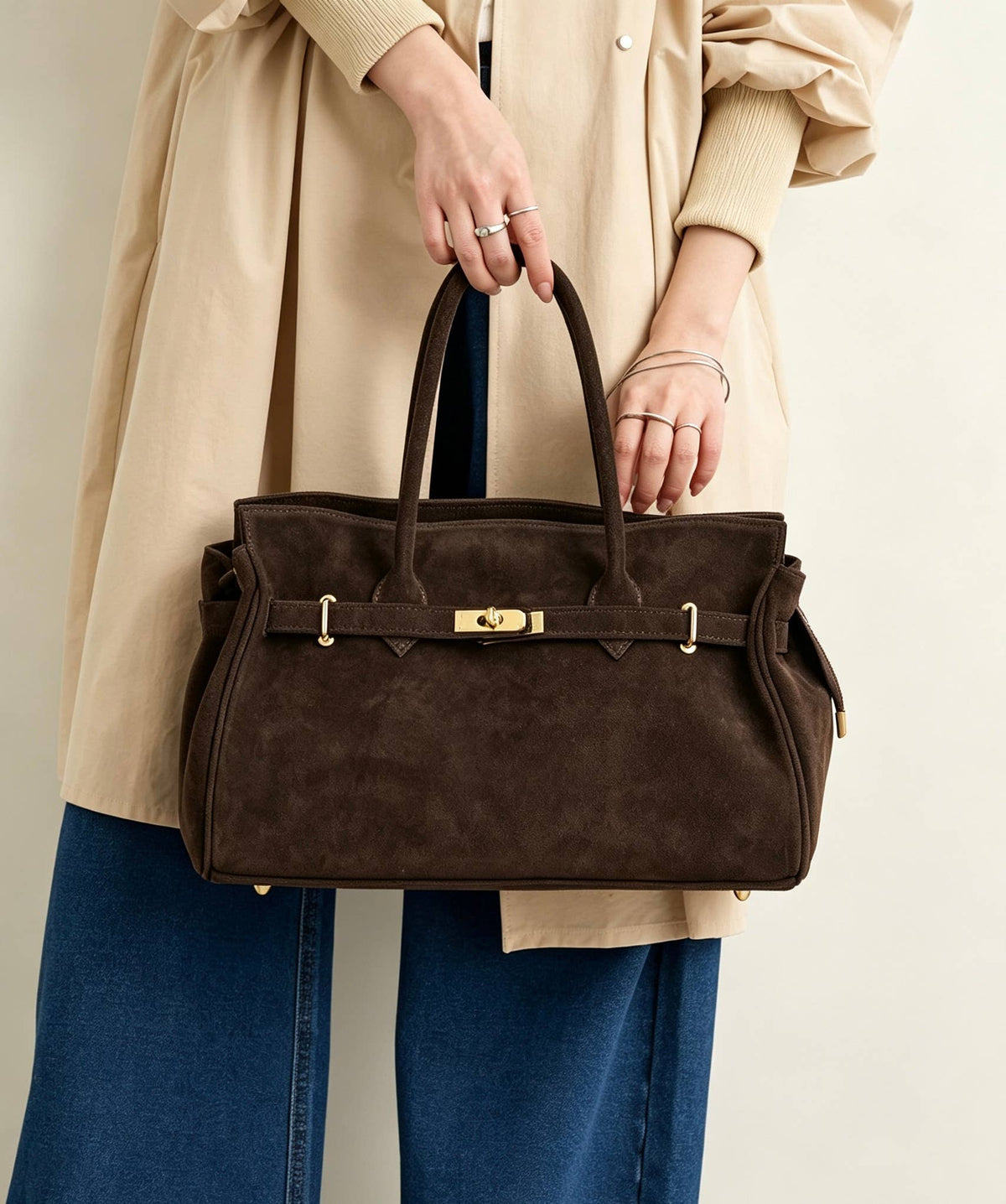 Suede Tote Bag with Golden Details, toteveske i semsket skinn