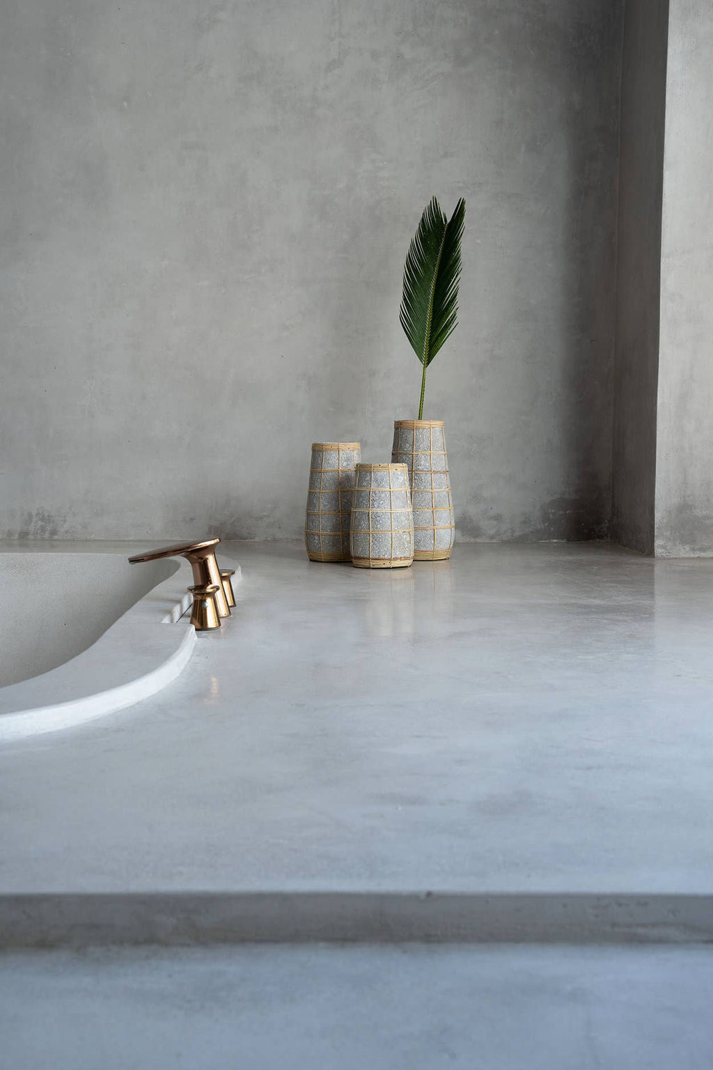 The Cutie Vase, liten vase i terrakotta med raffia, Concrete Natural, S