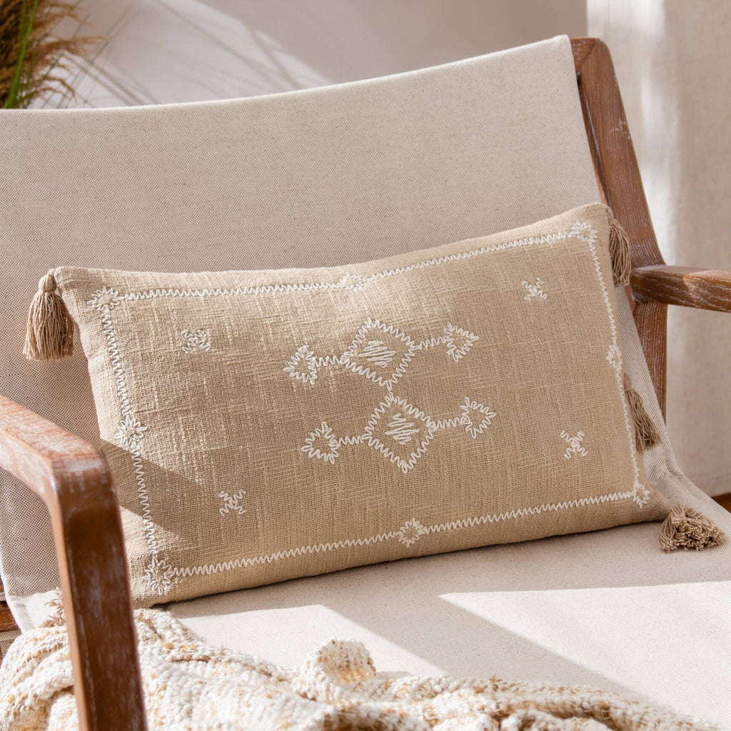 Folis brodert pute med dusker, Stone, 30 × 50 cm