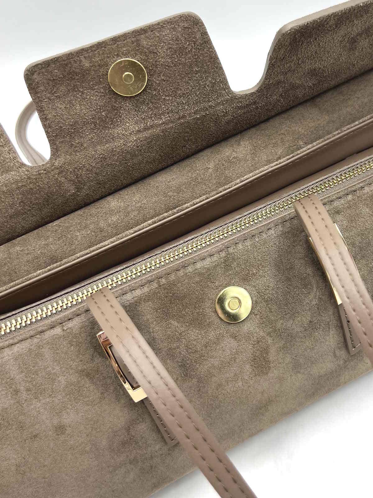 Bred toteveske i semsket skinn med doble spenner