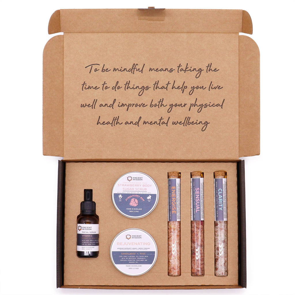 Serenity Essential Self Care Kit, gavesett med badesalt, skrubb, lotion og serum