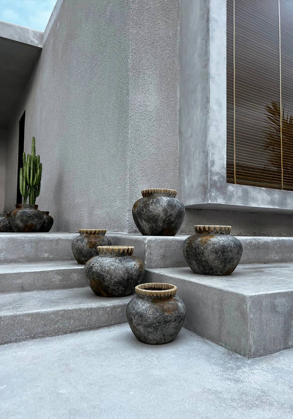 The Styly Vase, vase i terrakotta med raffia, Antique Grey, S