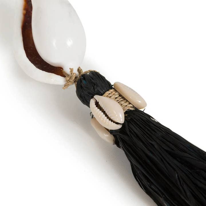 Kubu nøkkelring i skjell og raffia, sort og natur