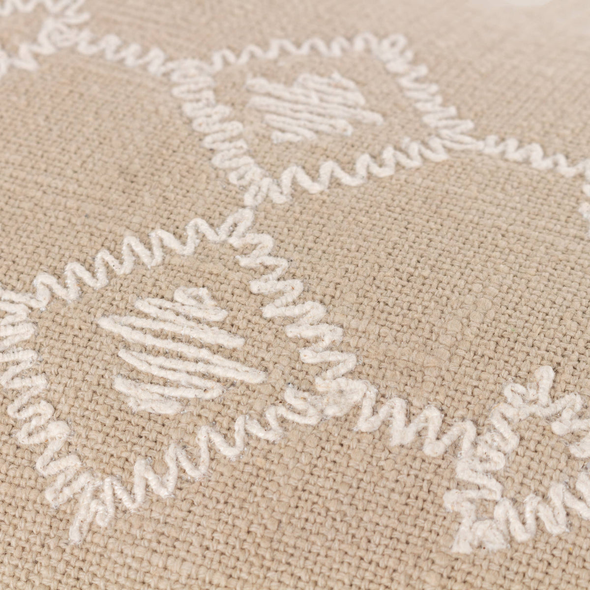 Folis brodert pute med dusker, Stone, 30 × 50 cm