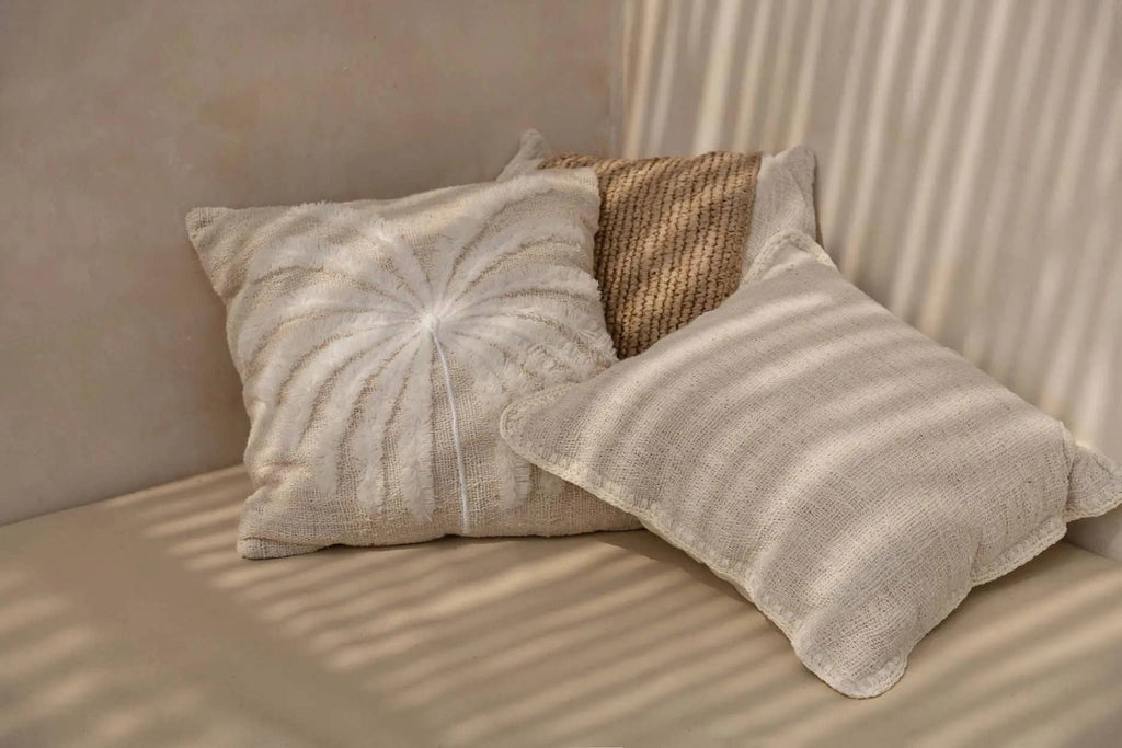 The Isla Palm putetrekk i raffia og bomull, Natural White, 50 × 50 cm