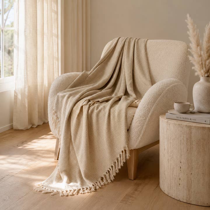 Beiglow sofaplagg | Sandsteinsbeige | Håndvevd bomull i fiskebeinmønster | Frynser | 130×150 cm | Urbane Hide