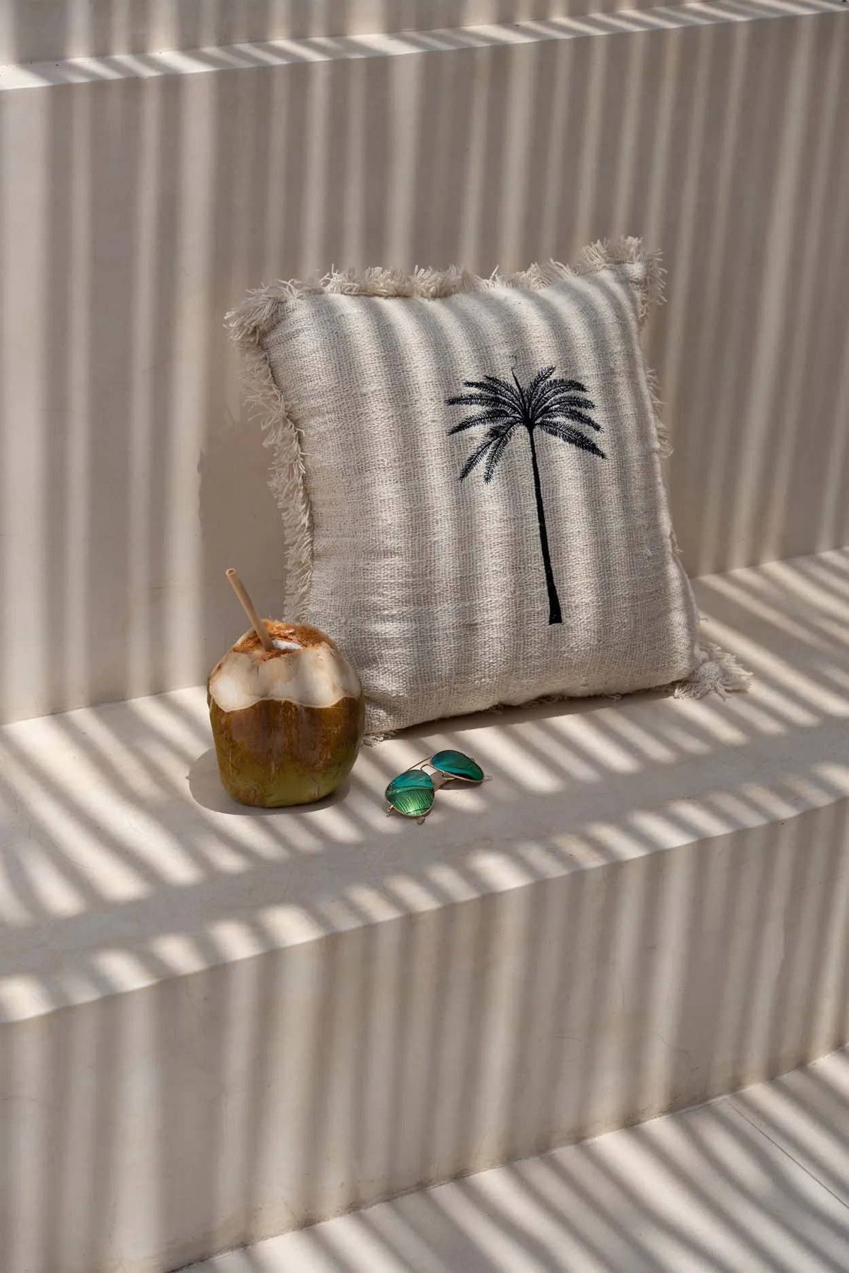 The Gili Palm putetrekk i bomull, Natural Black, 50 × 50 cm