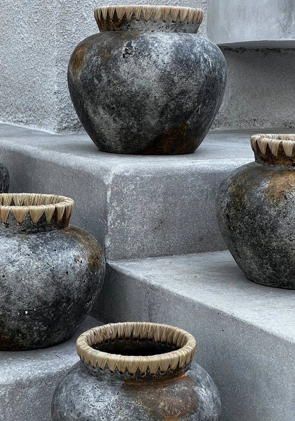 The Styly Vase, vase i terrakotta med raffia, Antique Grey, S