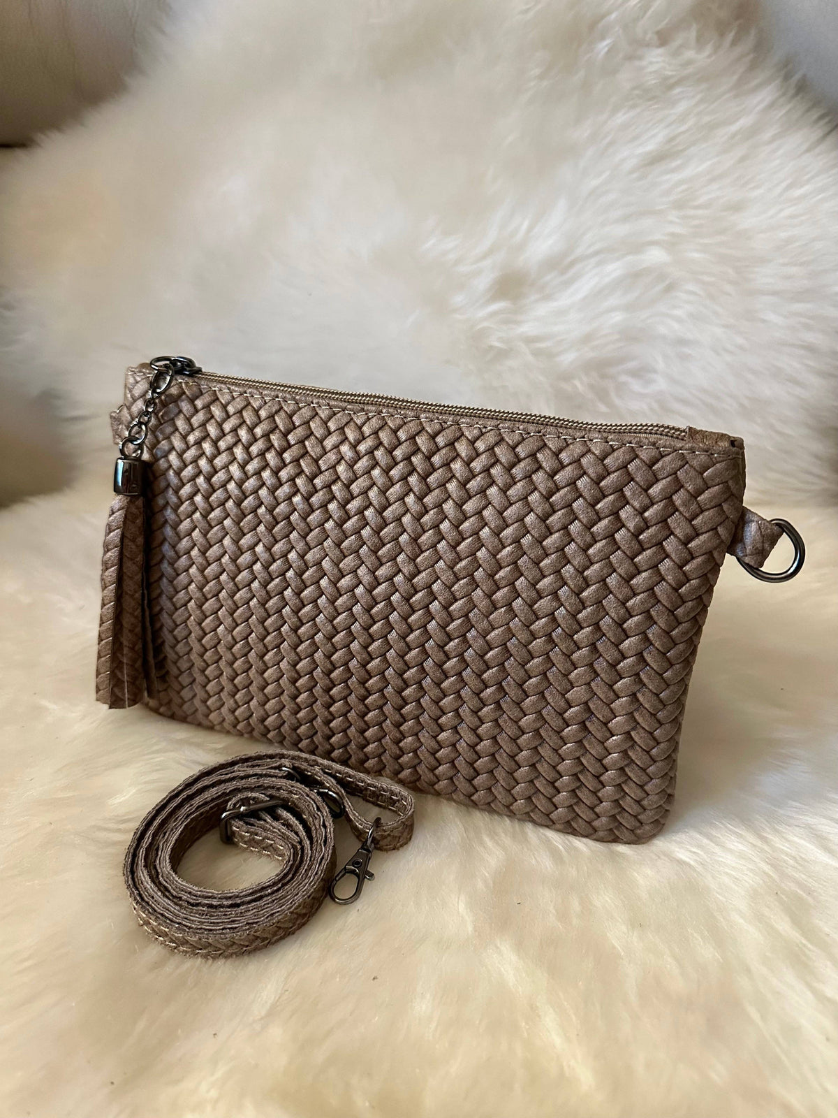 Clutch i ekte skinn, 23 × 14,5 cm