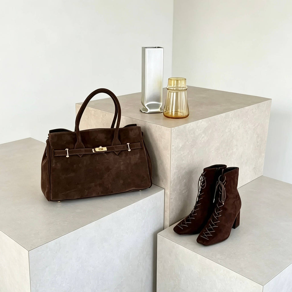 Suede Tote Bag with Golden Details, toteveske i semsket skinn