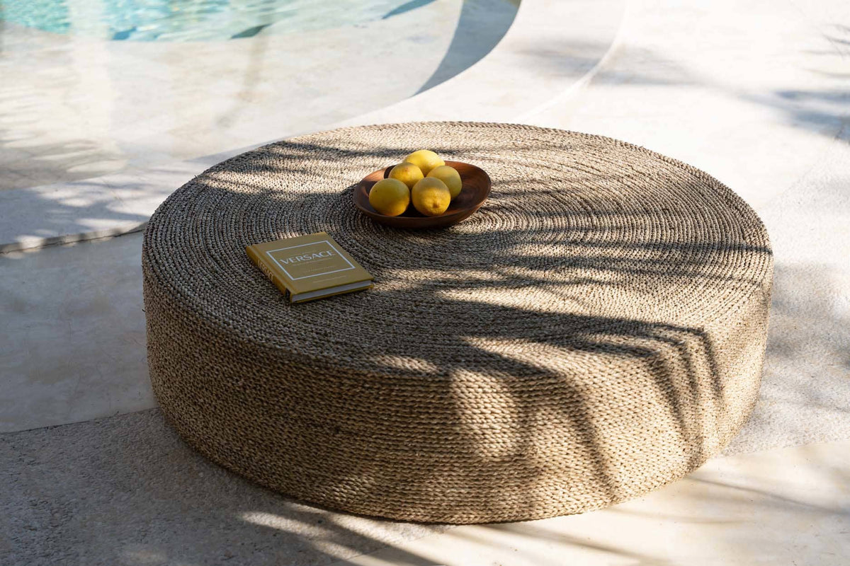 The Huge Pouffe – Natural, håndlaget sjøgress‑puff, 100×100 cm