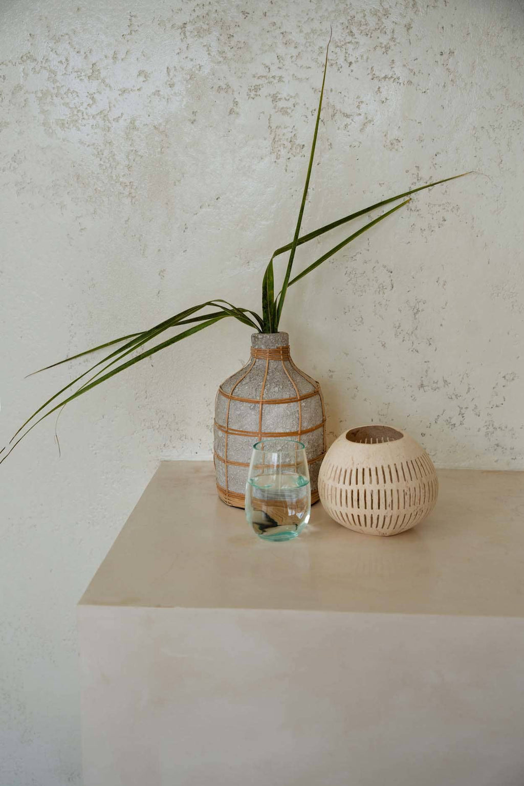 The Whoopy Vase, buet vase med rotting, Concrete Natural, L
