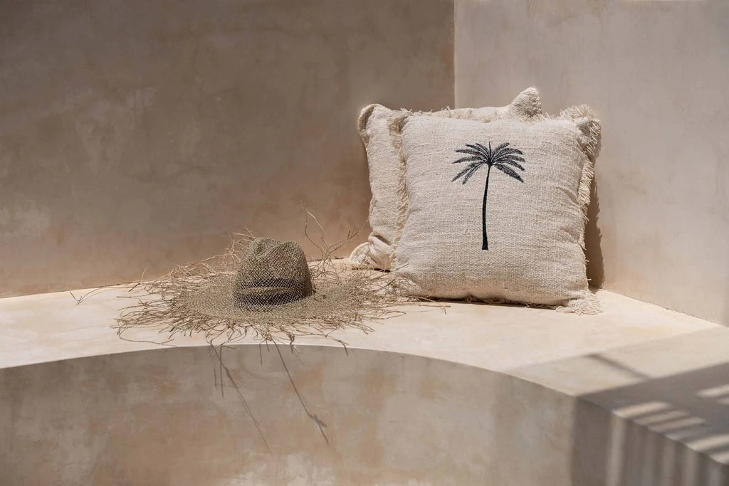 The Gili Palm putetrekk i bomull, Natural Black, 50 × 50 cm