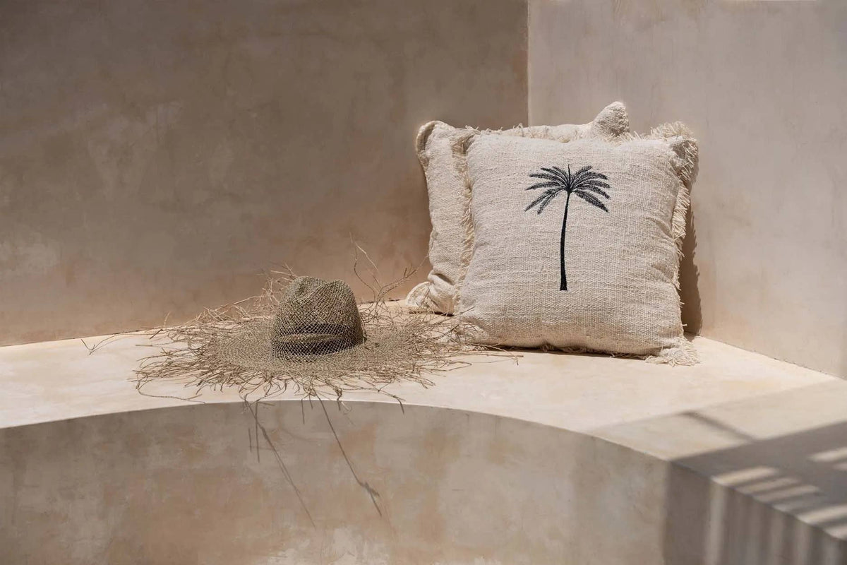 The Gili Palm putetrekk i bomull, Natural Black, 50 × 50 cm