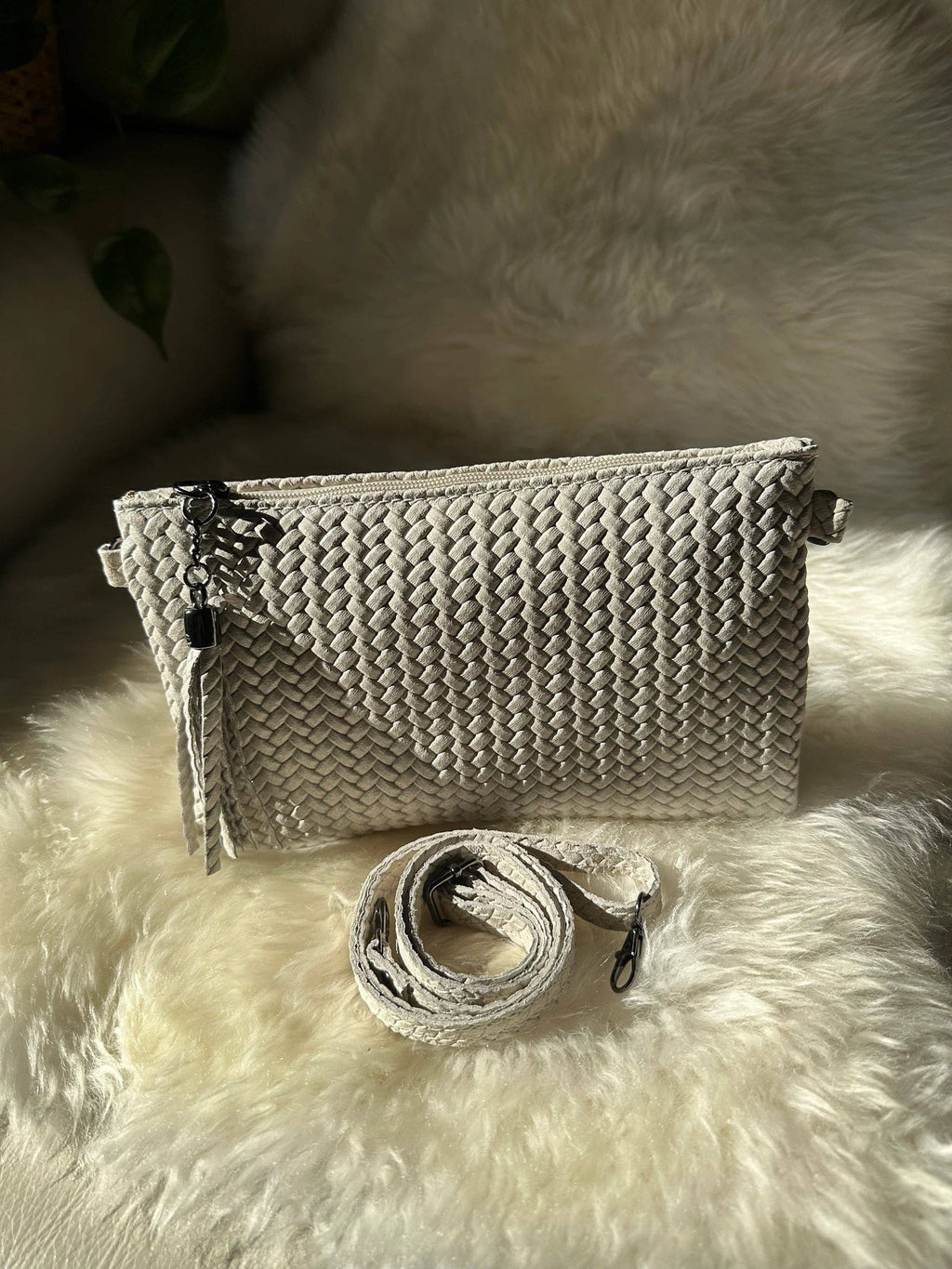 Clutch i ekte skinn, 23 × 14,5 cm