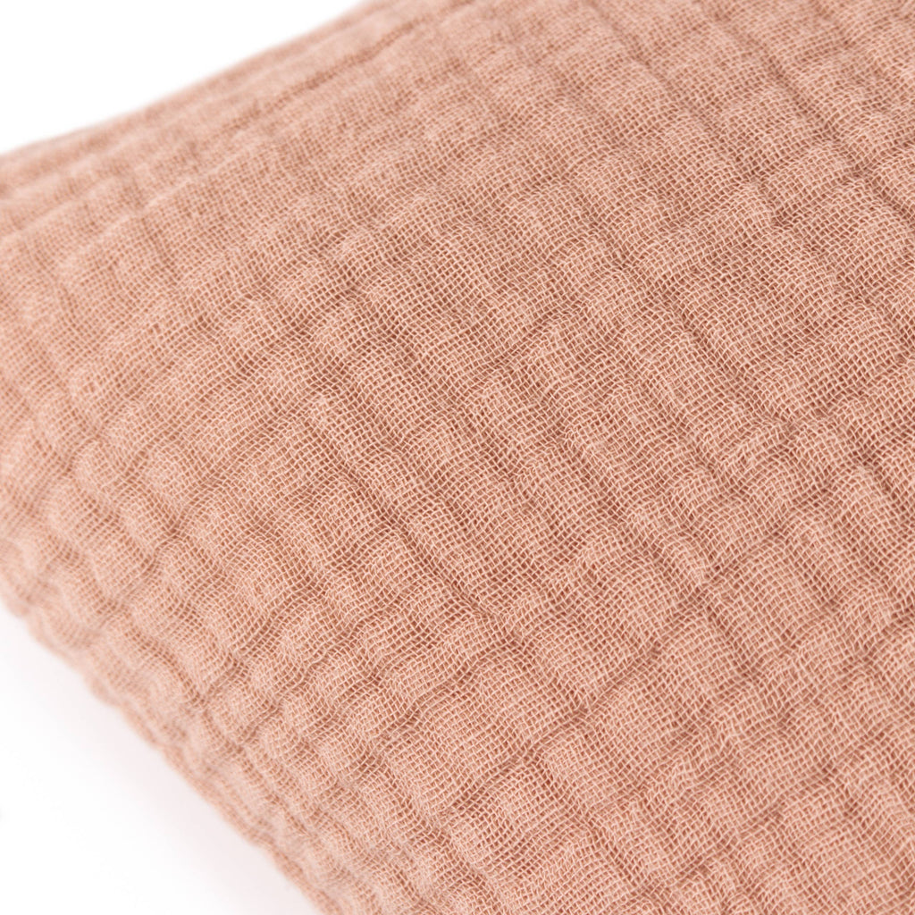 Lark pute i krepet bomullsmuslin, Pink Clay, 45 × 45 cm