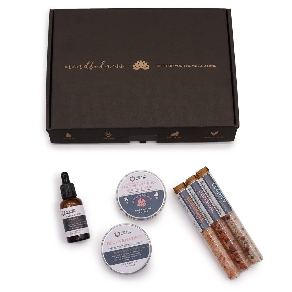 Serenity Essential Self Care Kit, gavesett med badesalt, skrubb, lotion og serum