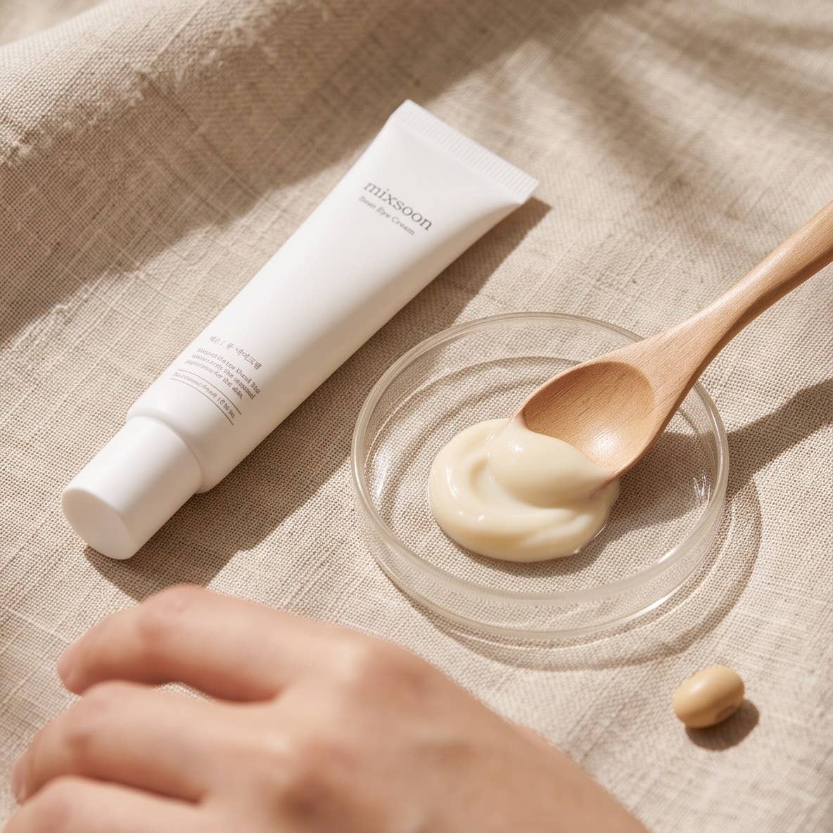Mixsoon Bean Eye Cream, øyekrem med fermentert soya og peptider