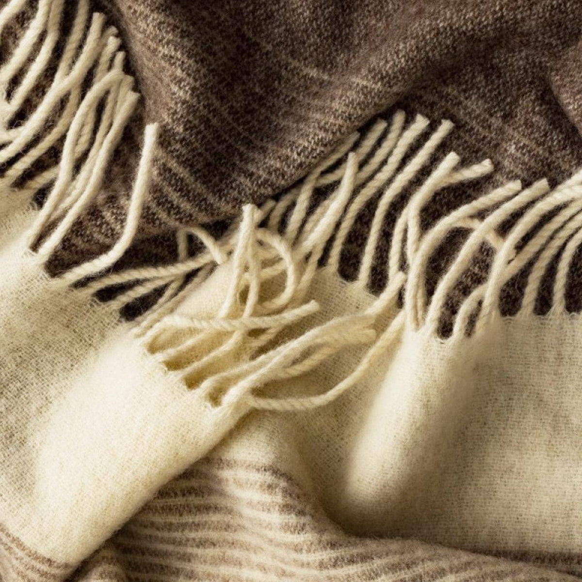 Undyed Mongolian Wool Throw Blanket Selenge, pledd i ufarget mongolsk ull, 140 × 200 cm