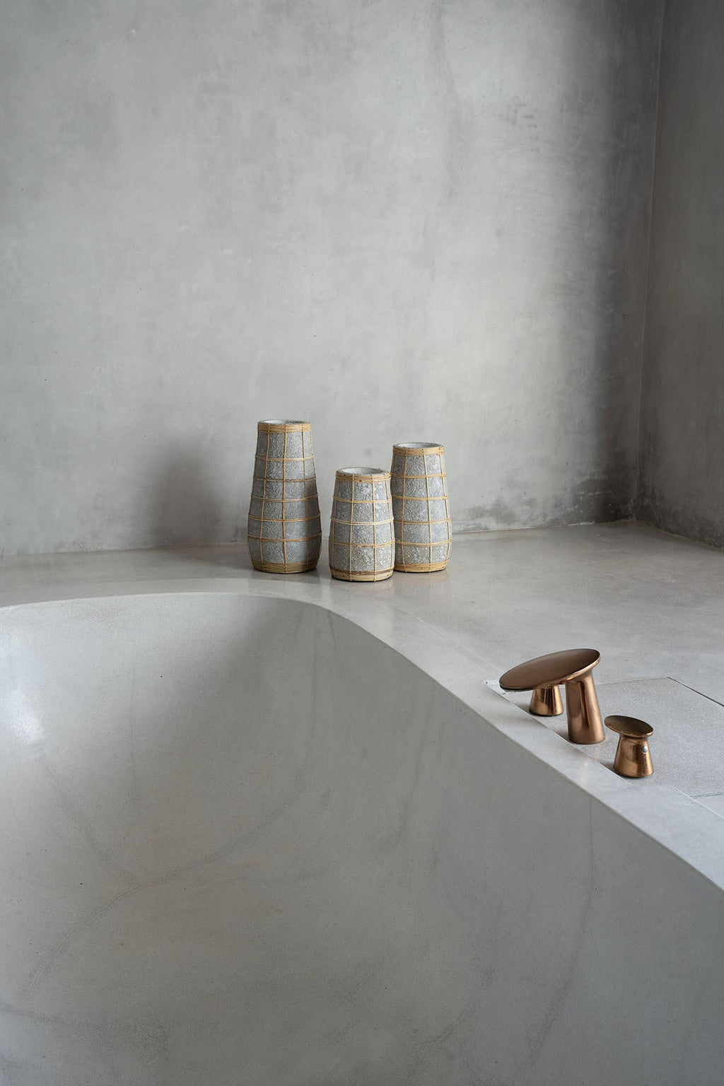 The Cutie Vase, liten vase i terrakotta med raffia, Concrete Natural, S