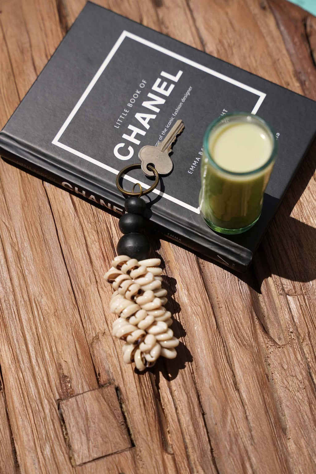 The Canggu Keychain – Natural Black, nøkkelring med skjell og tre