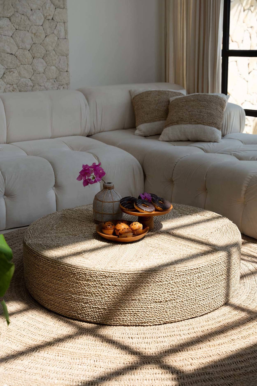 The Huge Pouffe – Natural, håndlaget sjøgress‑puff, 100×100 cm