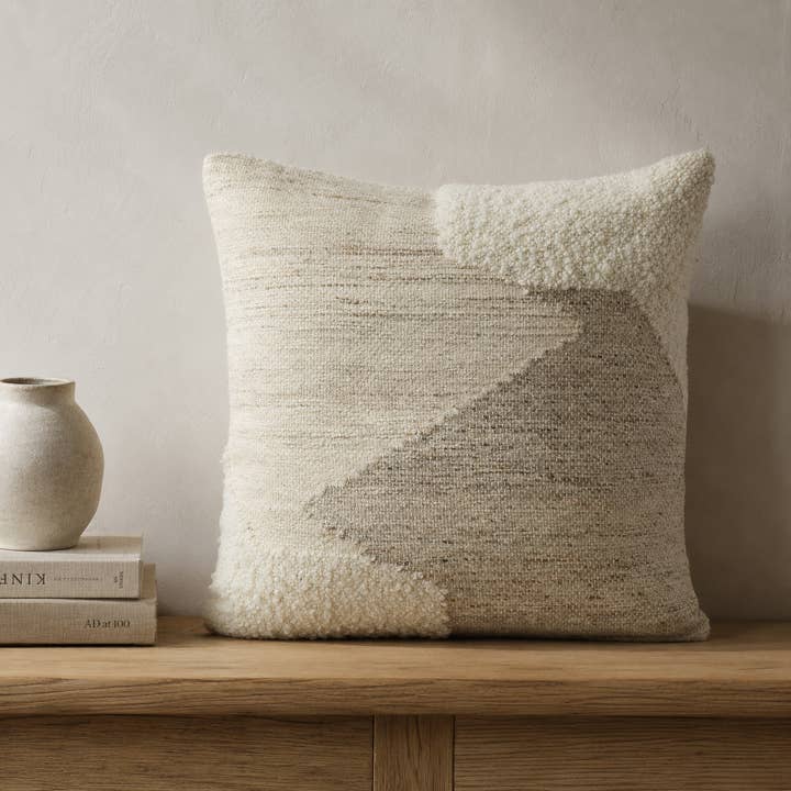 Bevora putetrekk | Beige og kremfarget | Ullblanding | Abstrakt struktur | Spiralglidelås | 50×50 cm | Urbane Hide