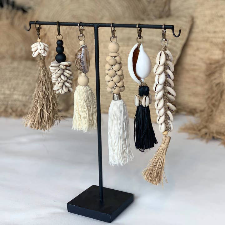 Kubu nøkkelring i skjell og raffia, sort og natur
