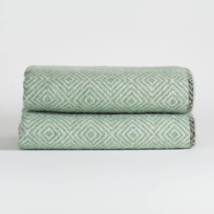 Venezia Throw | 100% New Zealand Wool | Mint | 200 × 140 cm | Made in Ukraine