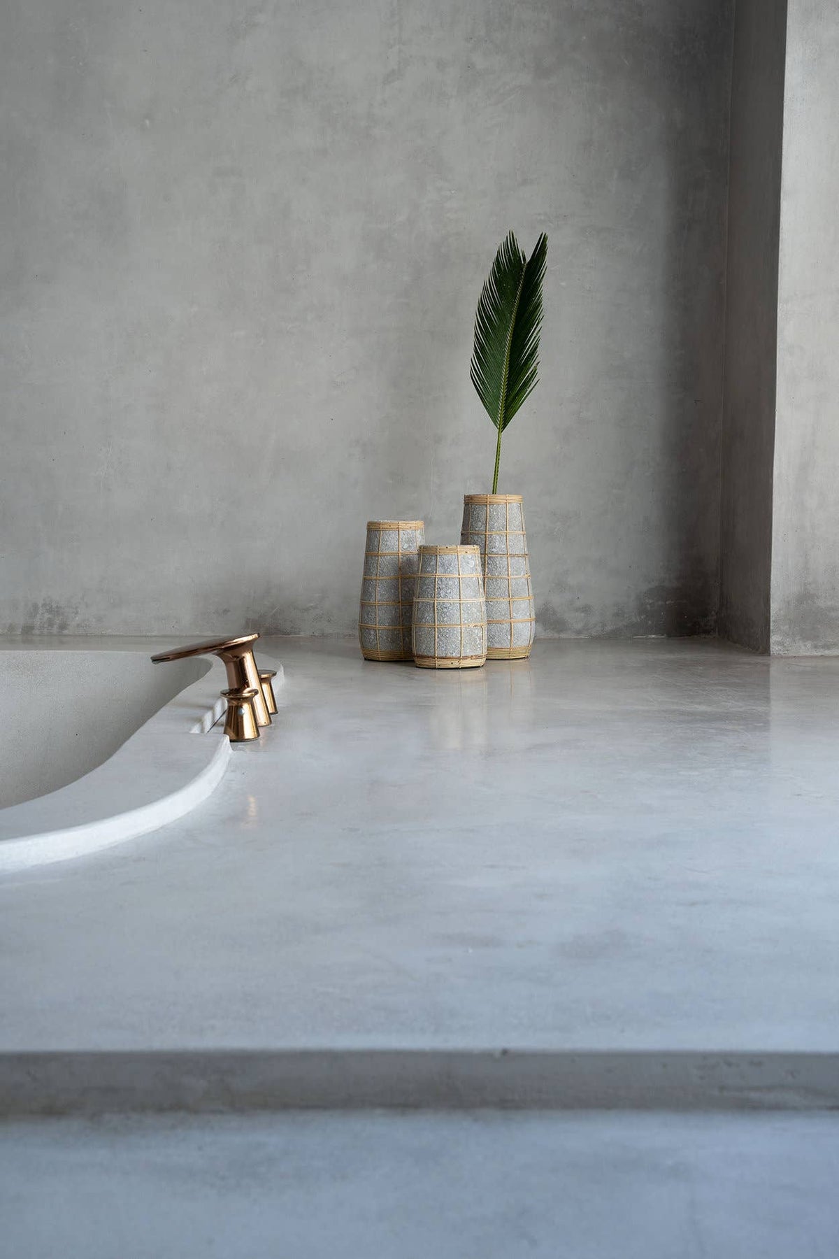 The Cutie Vase, slank vase i terrakotta, Concrete Natural, L