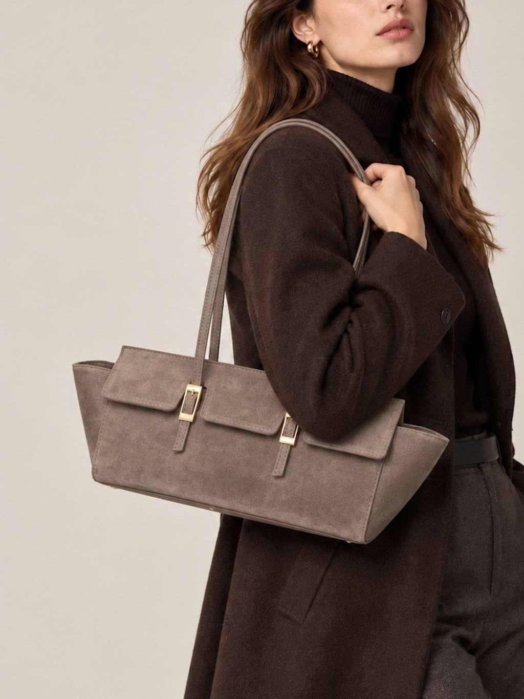 Bred toteveske i semsket skinn med doble spenner
